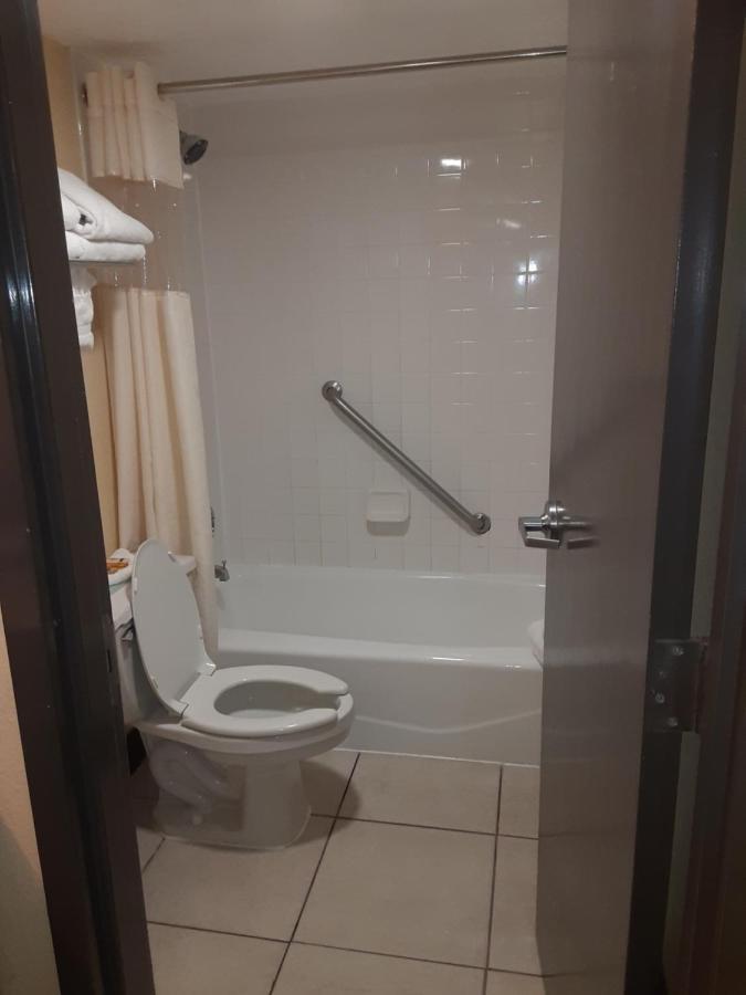 Charming One Bedroom Resort-Style Studio With Pool And Beach Access ラスキン エクステリア 写真