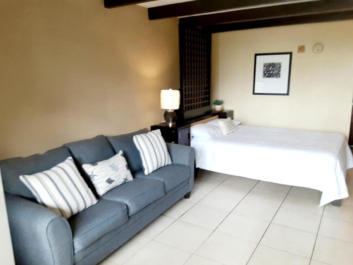 Charming One Bedroom Resort-Style Studio With Pool And Beach Access ラスキン エクステリア 写真